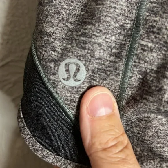 Lululemon Hotty Hot shorts 2.5” size 6 in heathered black